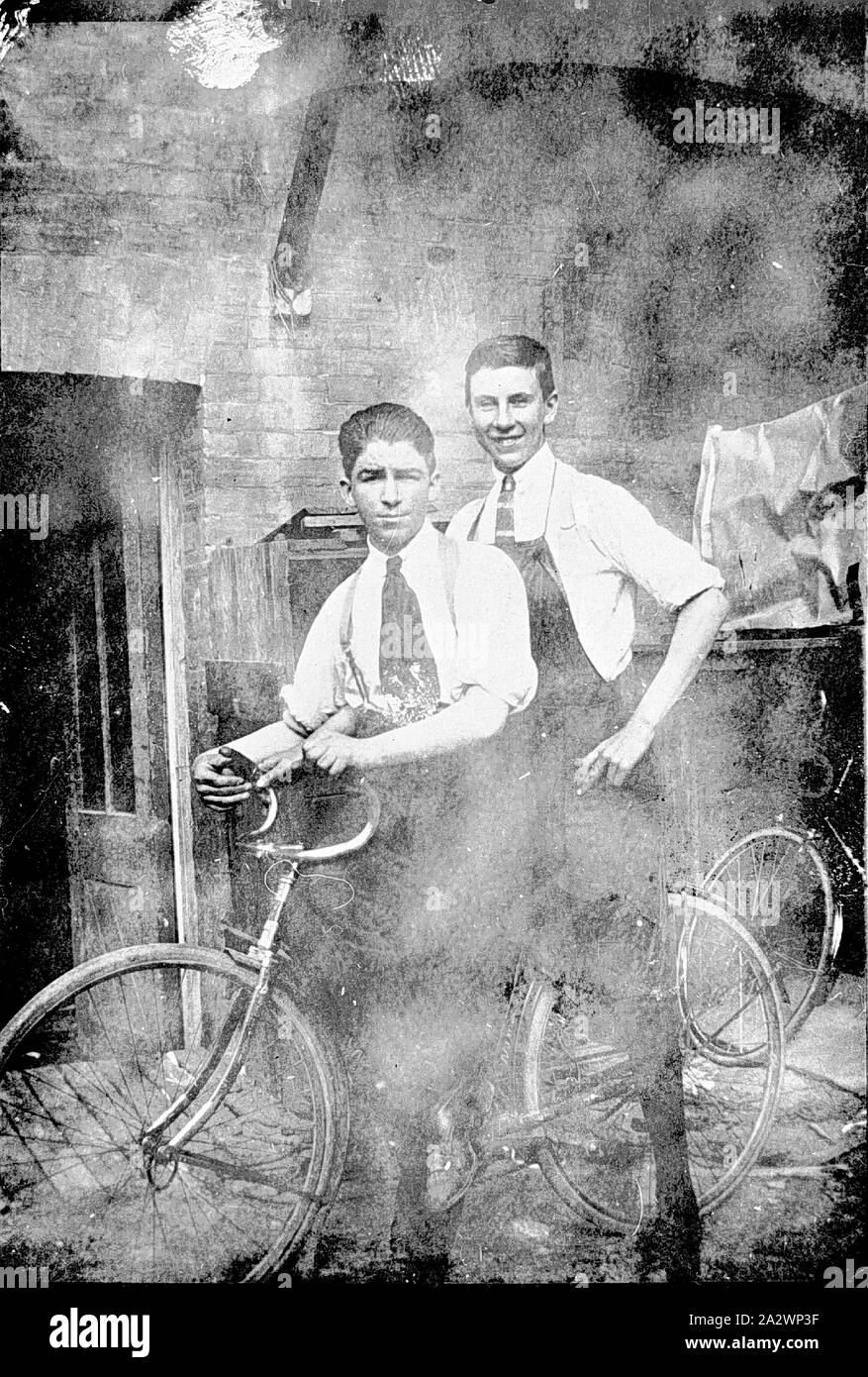 Negativo - Ballarat, Victoria, 1925, due giovani con le biciclette sul retro di una stamperia. (Vi è un certo appannamento sulla fotografia Foto Stock