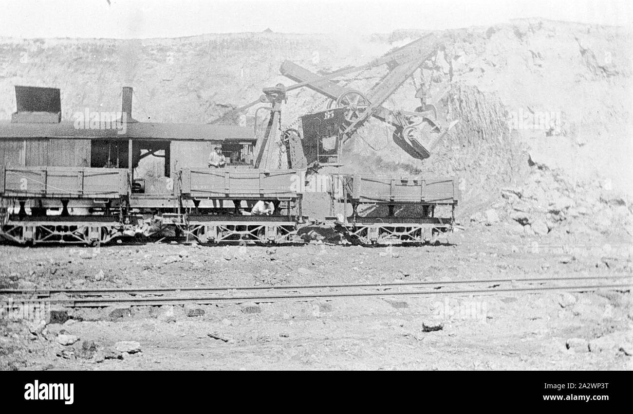 Negativo - Albury, Nuovo Galles del Sud, 1924, la Hume Weir in costruzione. Vi è una pala di alimentazione di riempimento carrelli ferroviari Foto Stock