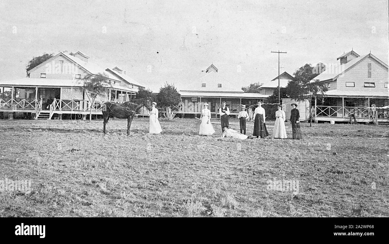 Negativo - Mount Morgan, Queensland, pre 1910, otto persone, una holding di un cavallo, nella parte anteriore del Mt Morgan ospedale. Tre di queste donne sono in infermieri uniformi Foto Stock