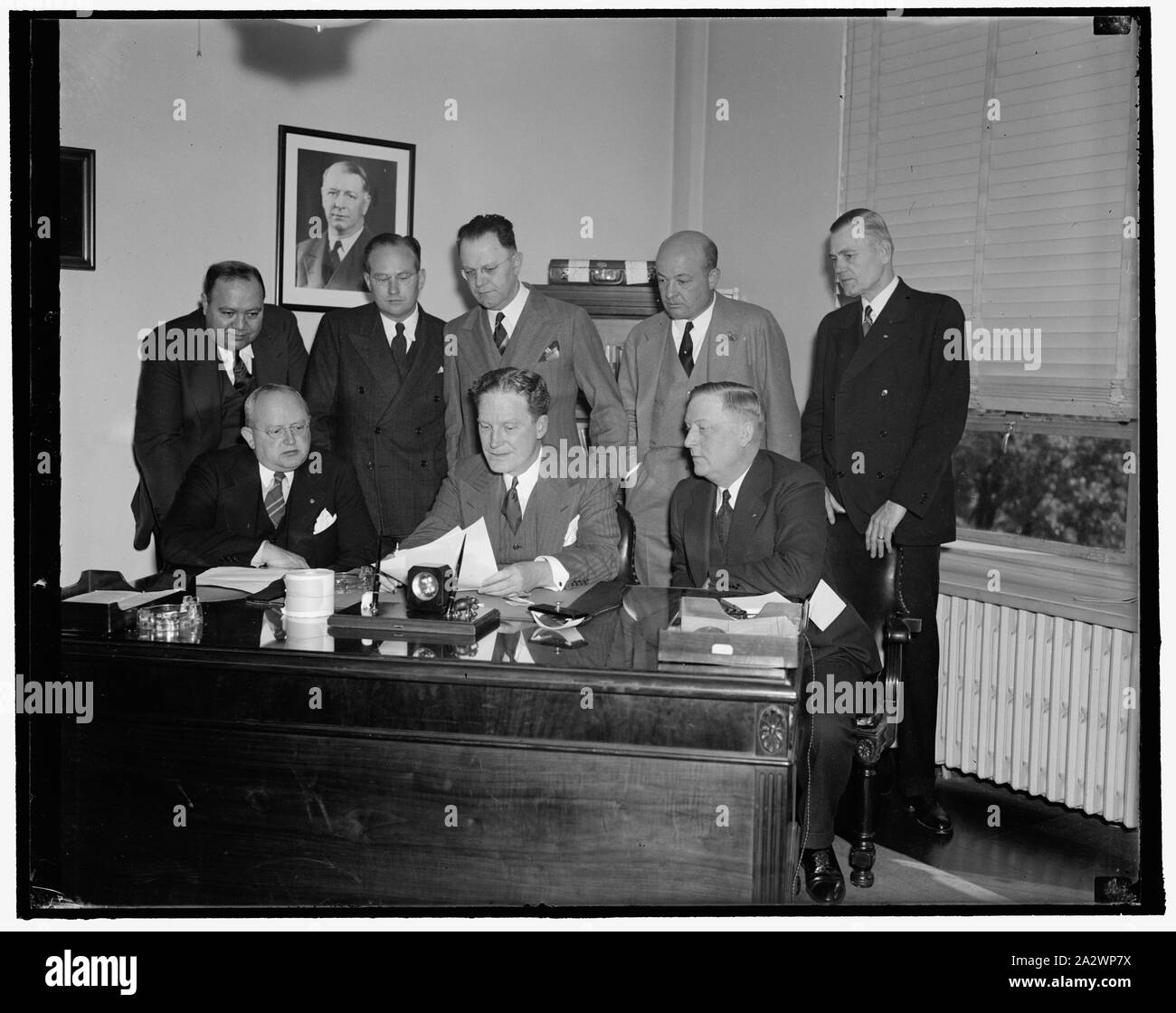 Leader repubblicani da grandi città incontrarsi con il Presidente Hamilton. Washington D.C., Sett. 21. Leader repubblicani dalla nazione per le città di Popolazione 500.000 o più si è incontrato con il Presidente John Hamilton oggi per discutere i piani per il 1938 elezioni congressuali. Da sinistra a destra, seduto: Carroll L. Meins, presidente repubblicano del comitato della città di Boston; John Hamilton, Presidente del Comitato Nazionale Repubblicano; Giovanni Breining, Sec. Wayne County (Detroit) comitato repubblicano, in piedi; da sinistra a destra: API H. Davis, presidente Cuyahoga (Cleveland) contea comitato repubblicano; Leo E. Anderson, Presidente Los Foto Stock