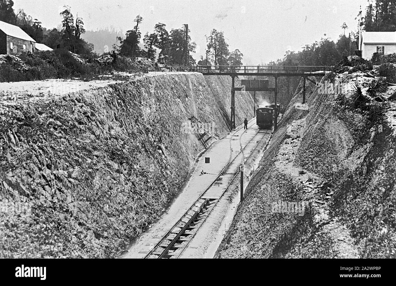 Negativo - Distretto di Queenstown, Tasmania, circa 1905, il sistema ABT ferroviaria a Queenstown. Questo era un sistema a pignone e dentiera. Vi è una leggera spolverata di neve sul terreno Foto Stock