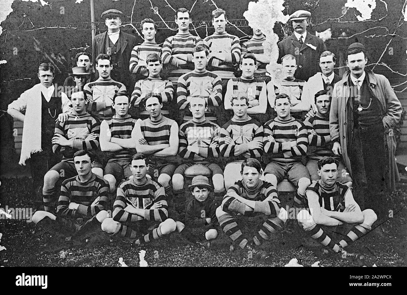 Negativo - Learmonth, Victoria, circa 1910, i membri di The Learmonth Football Club Foto Stock