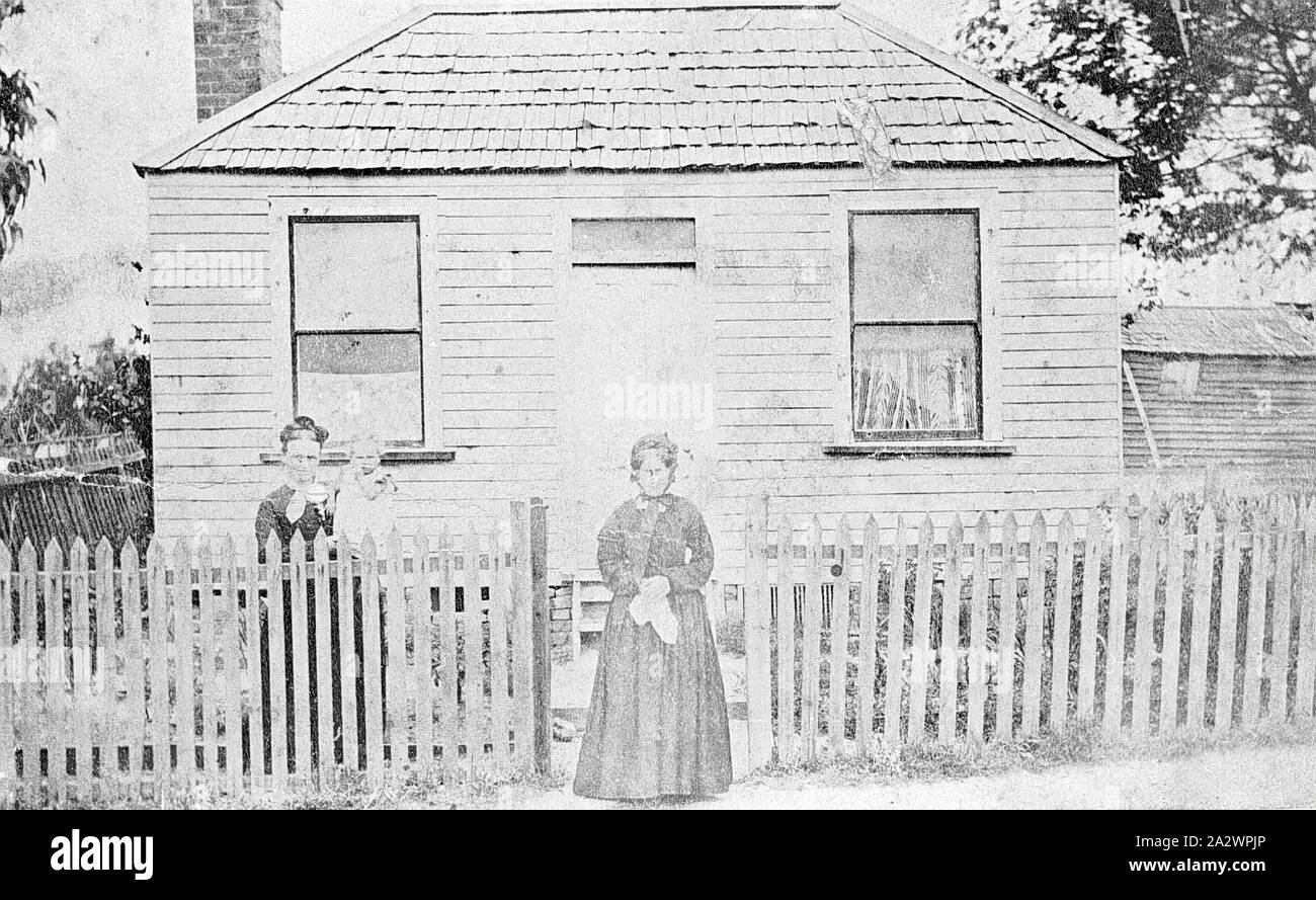 Negativo - Ballarat, Victoria, nel 1860 circa, due donne nella parte anteriore di un cottage di legno. Una donna che tiene un bambino Foto Stock