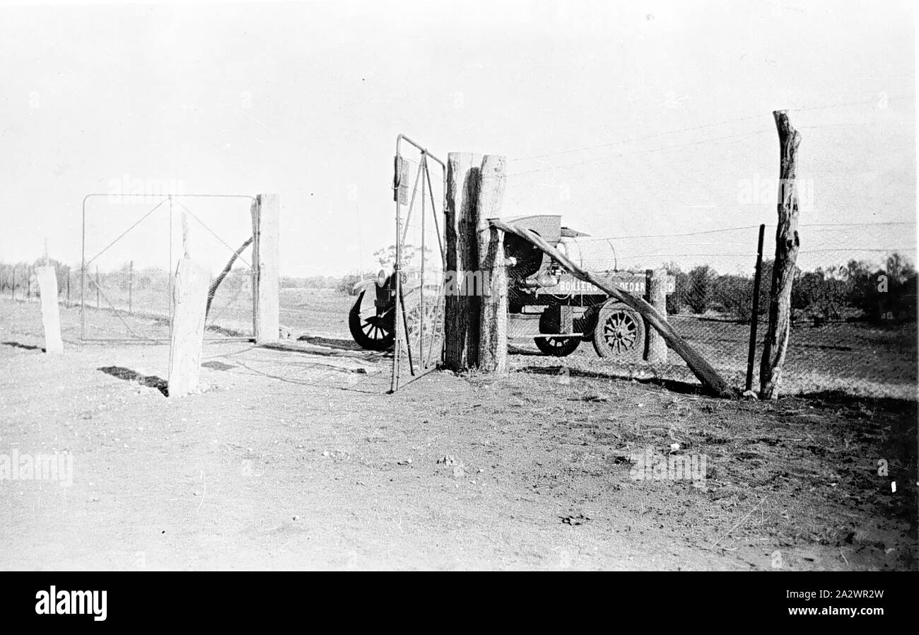 Negativo - Hungerford Gate sulla pista di Dowling, la frontiera del Nuovo Galles del Sud e Queensland, 1935, fotografia scattata da Jack Howley durante un overland viaggio su strada attraverso western New South Wales e Queensland realizzata durante la depressione. Jack è stato in viaggio con un compagno, prelevare il lavoro itinerante lungo il tragitto come lavori di riparazione e di lavori dispari su stazioni di pastorale. Essi erano sulla strada per dodici mesi di viaggio da Victoria occidentale fino attraverso Bourke a Longreach, prima di restituire tramite Isisford Foto Stock