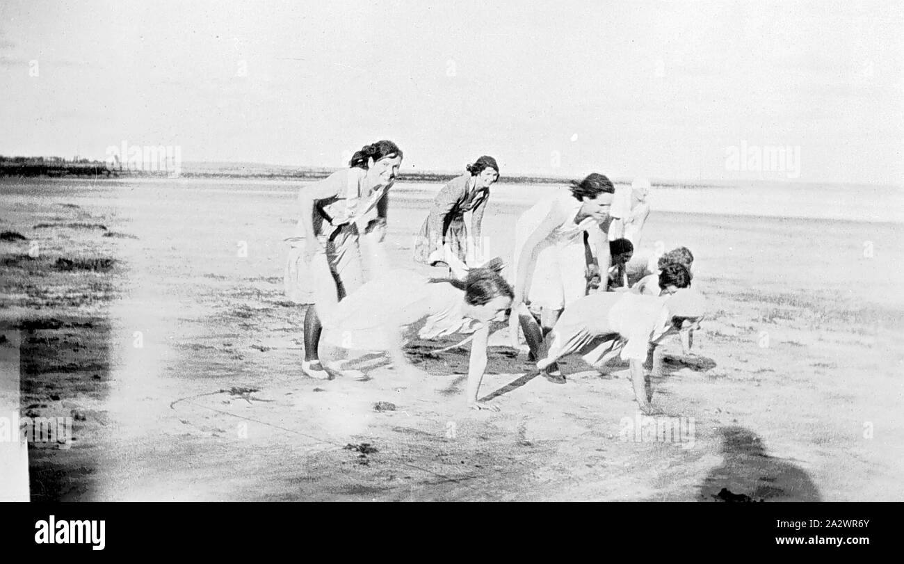 Negativo - Lago Tyrell, Victoria, 1930, un certo numero di donne a competere in un 'carriola' gara Foto Stock