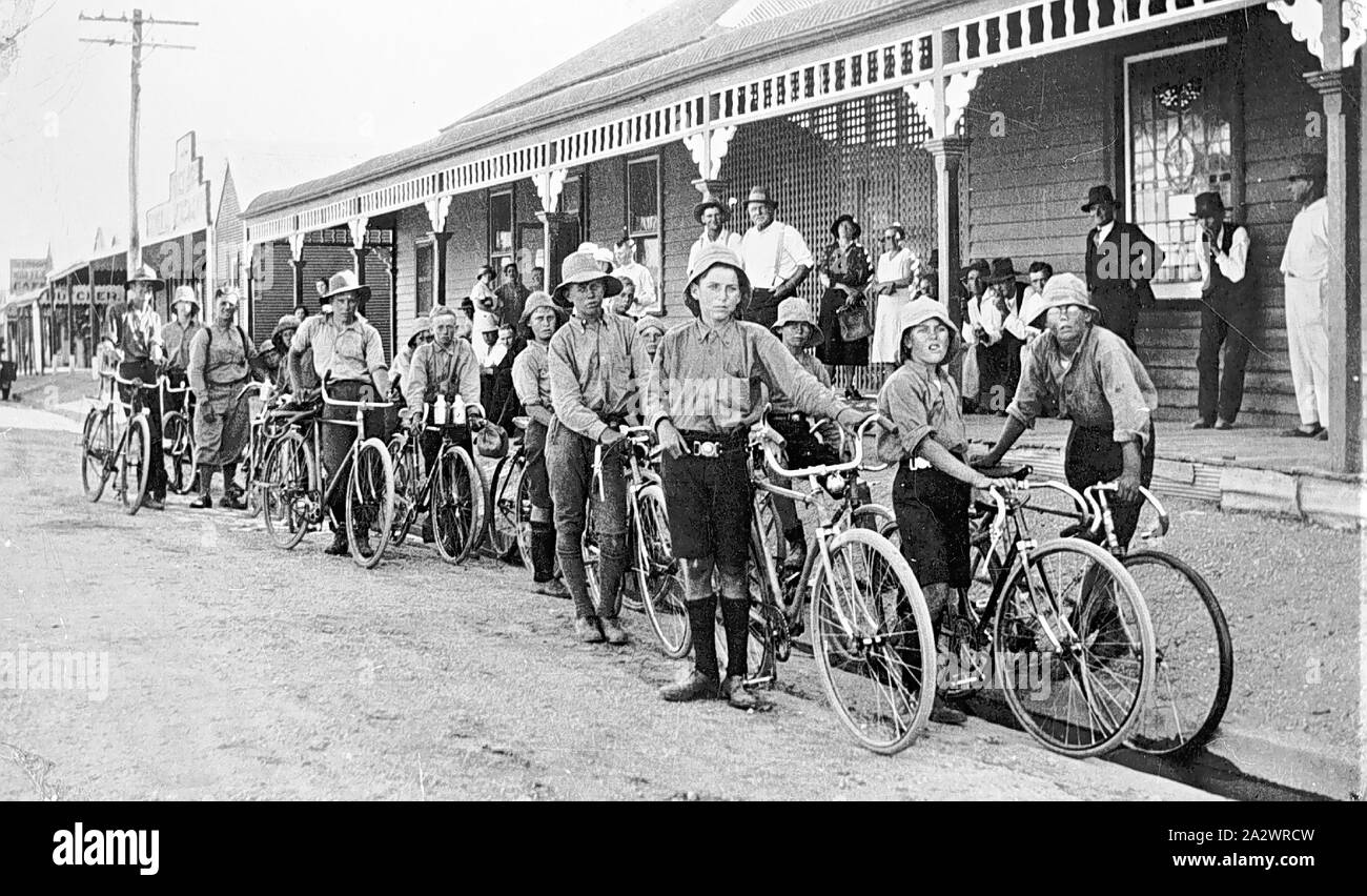 Negativo - Manangatang, Victoria, 1933, ragazzi su un viaggio in bicicletta da Manangatang a Melbourne. 1. Esterno l'Hotel Managatang Foto Stock