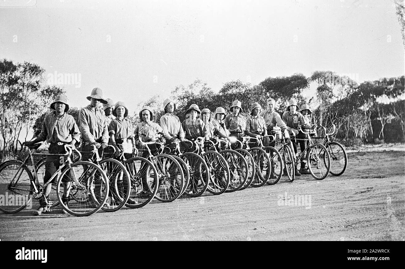 Negativo - Manangatang, Victoria, 1933, ragazzi su un viaggio in bicicletta da Manangatang a Melbourne. 2. I ciclisti schierate al di là della strada Foto Stock
