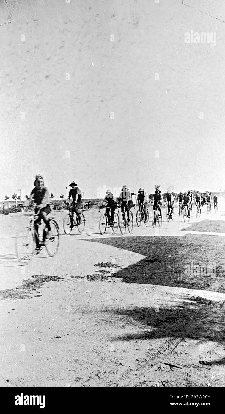 Negativo - Bolton, Victoria, 1933, ragazzi su un viaggio in bicicletta da Manangatang a Melbourne. 3. I ragazzi sul viaggio di ritorno Foto Stock