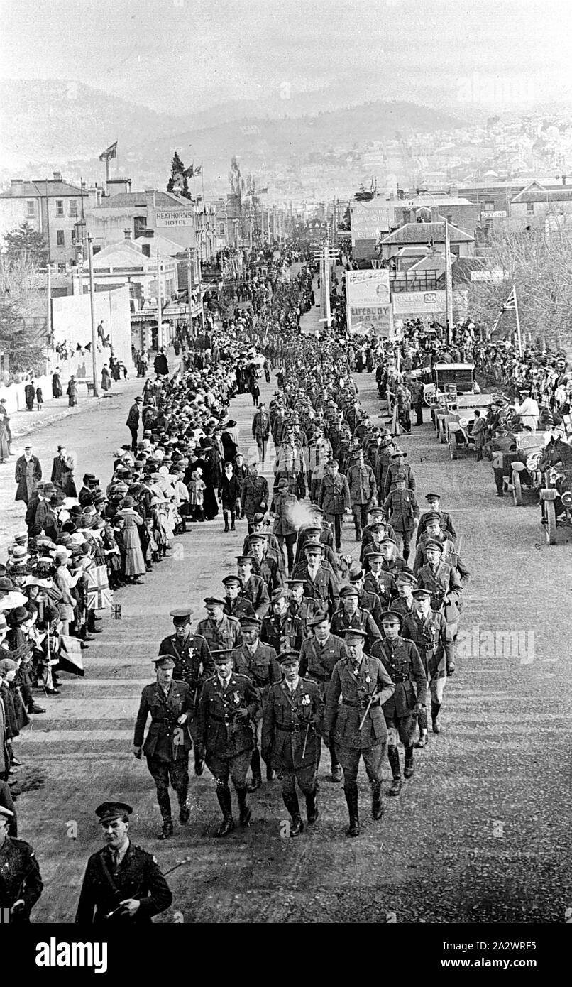 Negativo - Hobart, Tasmania, 1921, una processione. Gli uomini in uniforme militare ma non sembrano essere trasportano i fucili. Questo può essere un giorno di Anzac o il giorno dell'Armistizio processione Foto Stock
