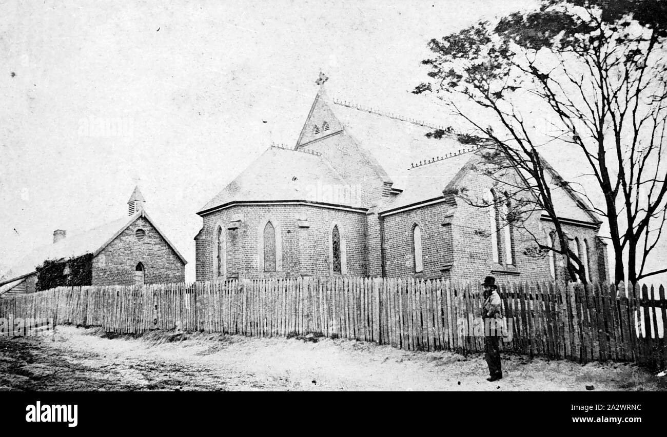 Negativo - Casterton, Victoria, pre 1877 la scuola comune e la Chiesa di Cristo all'angolo di Henty e Hutton strade, Casterton. Un Picket Fence circonda gli edifici Foto Stock