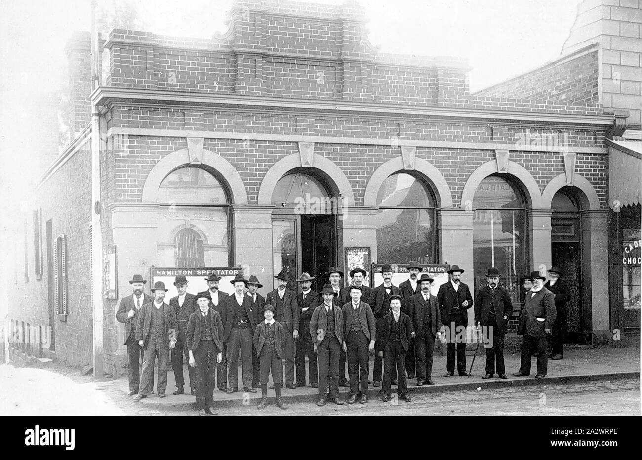Negativo - Hamilton, Victoria, circa 1905, personale in piedi al di fuori del "Hamilton spettatore' giornale Foto Stock
