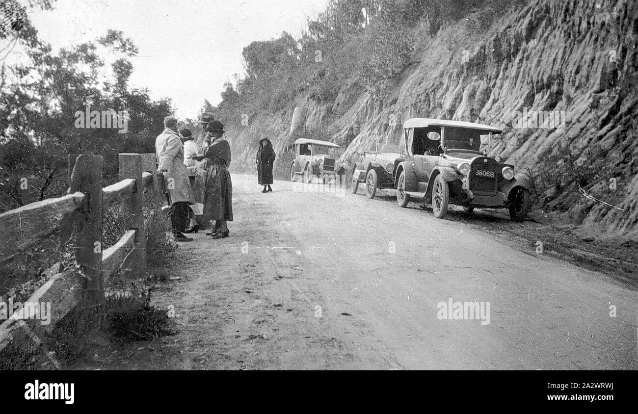 Negativo - Lakes Entrance District, Victoria, circa 1918, tre vetture su strada a Lakes Entrance Foto Stock