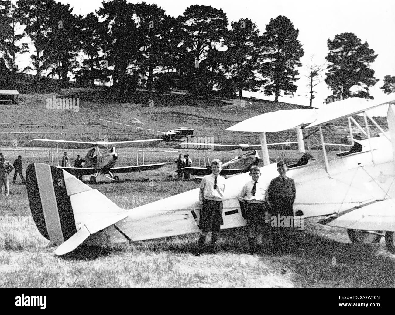 Negativo - Gypsy Moth aeroplani, Casterton, Victoria, 1935, un gruppo di aeromobili al Casterton Racecourse. Il velivolo sembrano essere Gypsy Falene Foto Stock
