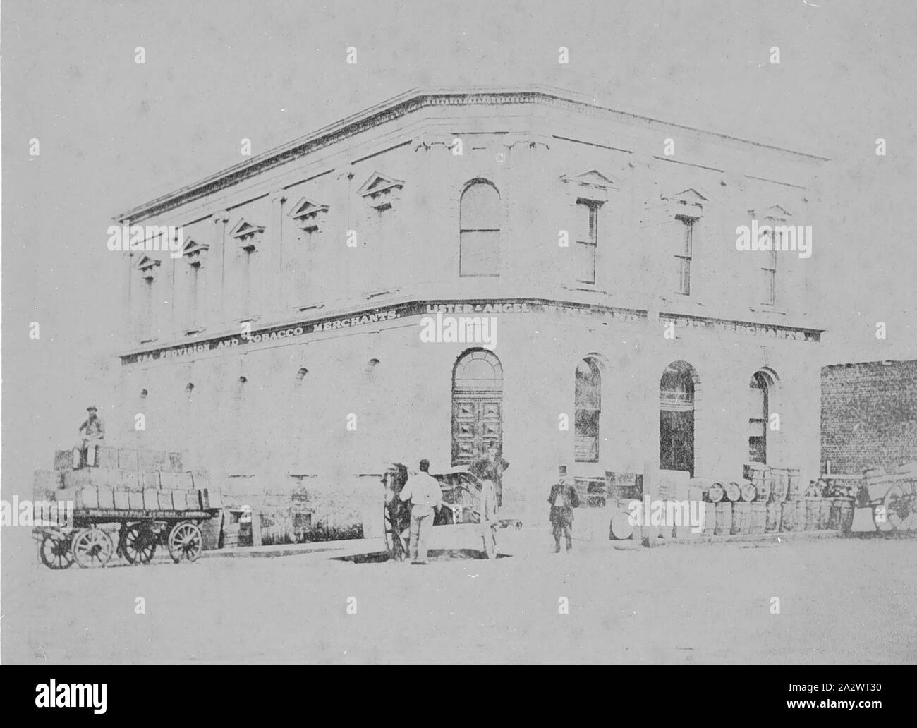 Negativo - Ballarat, Victoria, circa 1875, carri essendo caricato con botti di alcolici a Lister & Angelo, vino e liquori mercanti Foto Stock