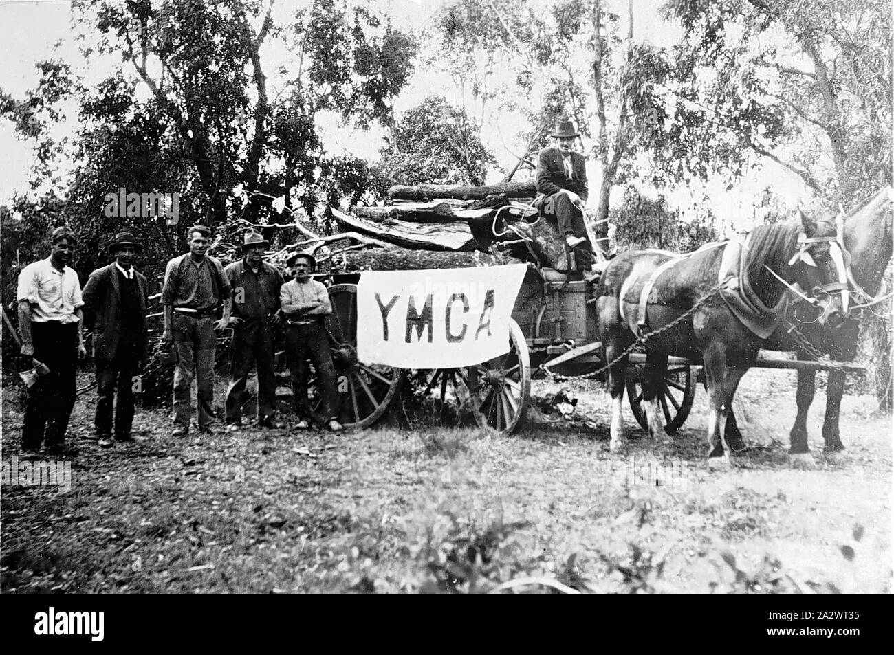 Negativo - Flinders District, Victoria, 1919, legno karting presso la Flinders Base Navale. Vi è un grande segno sul lato del carro a leggere 'YMCA Foto Stock