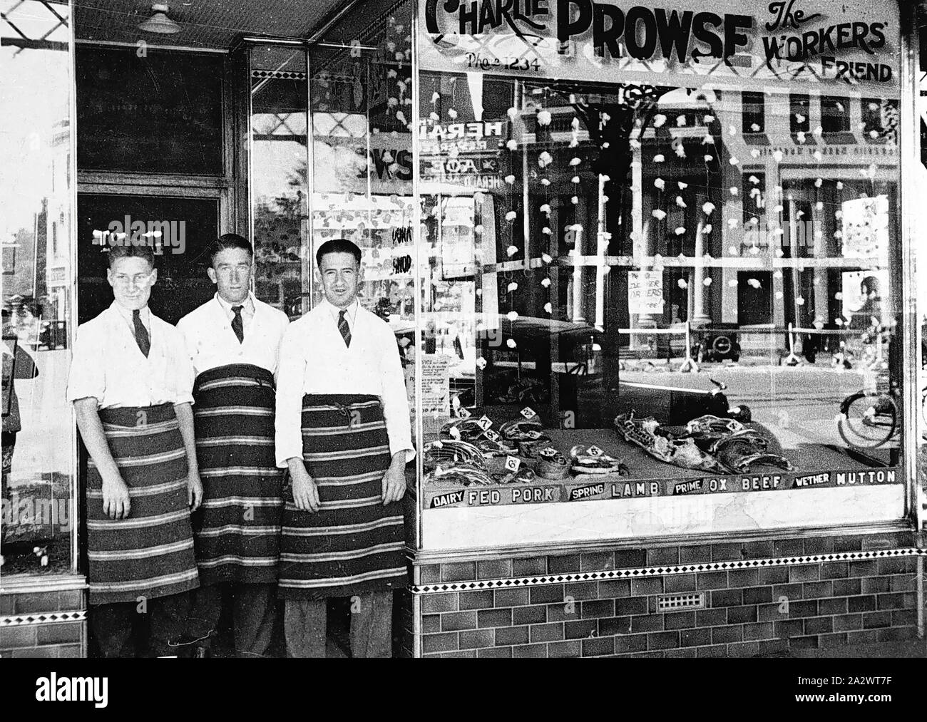 Negativo - Bendigo, Victoria, circa 1937, tre macellerie nella porta di Charles Prowse la macelleria. Il negozio è pubblicizzato come"il lavoratore si è amico Foto Stock