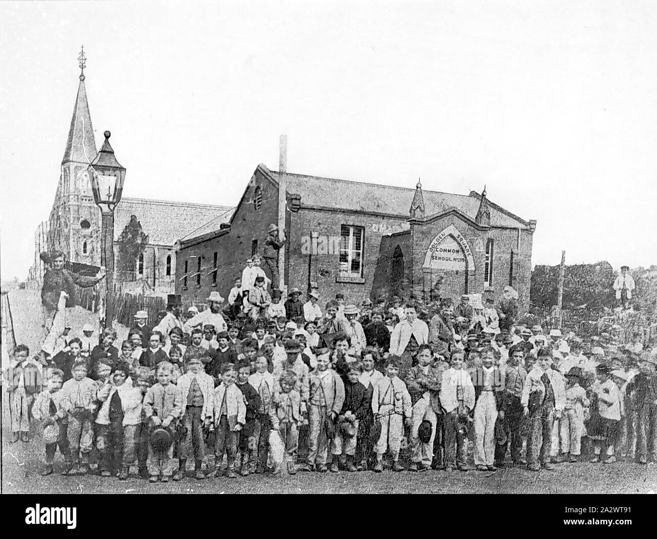Negativo - allievi di Golden Square scuola comune n. 279, Bendigo District, Victoria, pre 1873, studenti davanti a scuola comune n. 279. La presente Uniting Chiesa è in background e si ritiene che gli edifici scolastici sono ora parte della Uniting Chiesa complessa Foto Stock