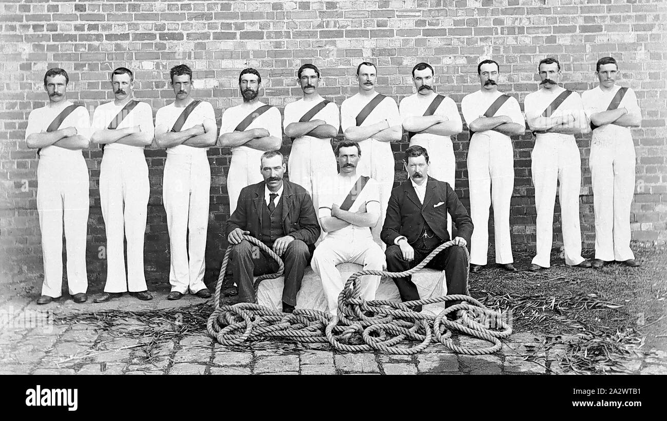 Negativo - Tug-of-War Team, Gisborne, Victoria, 1899, rimorchiatore di team di guerra con fune Foto Stock