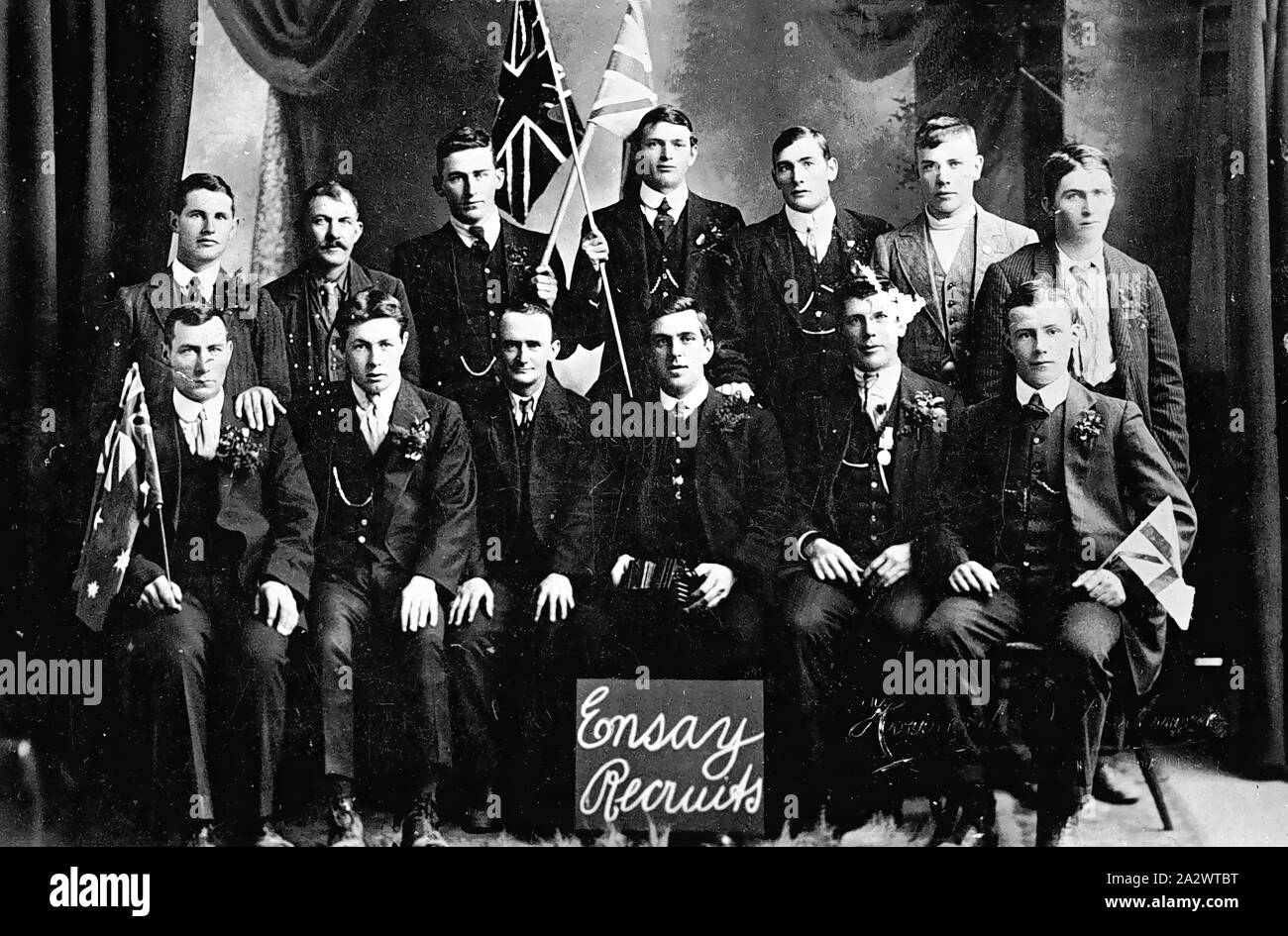 Negativo - Ensay reclute, Victoria, circa 31 Lug 1915, Gruppo ritratto di 13 I Guerra Mondiale reclute dalla parte orientale del Vittoriano di Ensay. L'immagine è stata fatta circa la loro attestazione data del 31 luglio 1915. La East Gippsland storia familiare di gruppo e di East Gippsland Società Storica della pubblicazione la pecora nera, n. 77, dicembre 2009, nomi di 13 'Ensay reclute '. Top (da sinistra a destra): Privato William Burns, privato Henry Francesco Swann, privato Albert Foto Stock