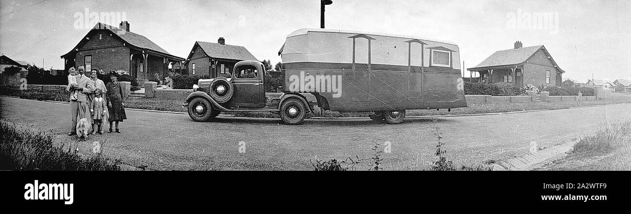 Negativo - Geelong, Victoria, circa 1935, una vista panoramica di un gran carovana prelevata da un camion. Si è creduto per essere la prima ruota 5 Caravan costruiti in Australia. Il carrello è svolta un angolo e non vi è un gruppo di famiglia sulla sinistra Foto Stock