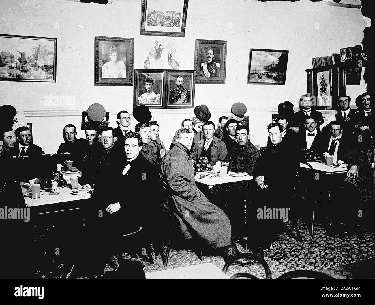 Negativo - Russo's Cafe, Bairnsdale, Victoria, circa 1920, la raccolta degli uomini in Russo's Cafe, Bairnsdale, intorno al 1920. Il numero di uomini in uniforme militare suggerisce che esso può essere un raduno di veterani di guerra mondiale I Foto Stock