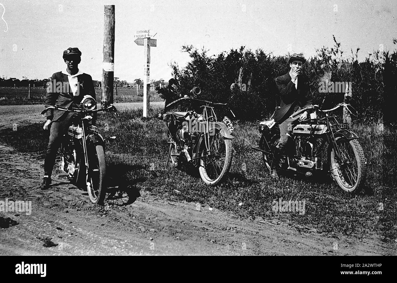 Negativo - Edithvale District, Victoria, circa 1930, due uomini in moto accanto a una strada sterrata. Un terzo moto, presumibilmente il fotografo, è parcheggiata tra di loro Foto Stock