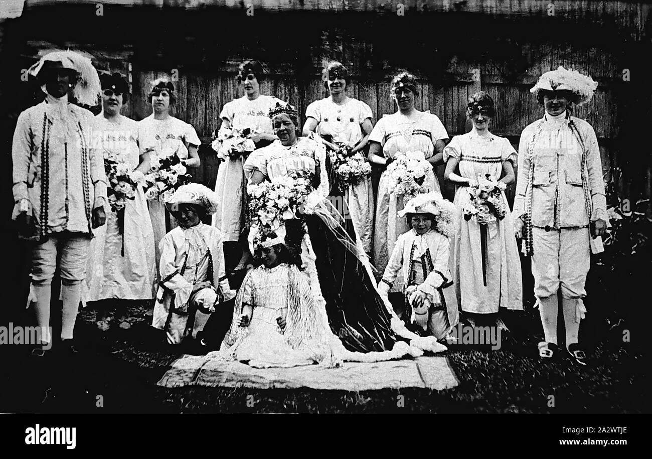 Negativo - Victoria, circa 1915, una donna vestita come una regina con i suoi assistenti. Le informazioni fornite indicano che questo era "Fancy Dress giorno dopo incoronazione" ma non è chiaro se questo si riferisce ad un royal incoronazione o locale a una carità regina. La data suggerisce che esso era un tempo di guerra Foto Stock