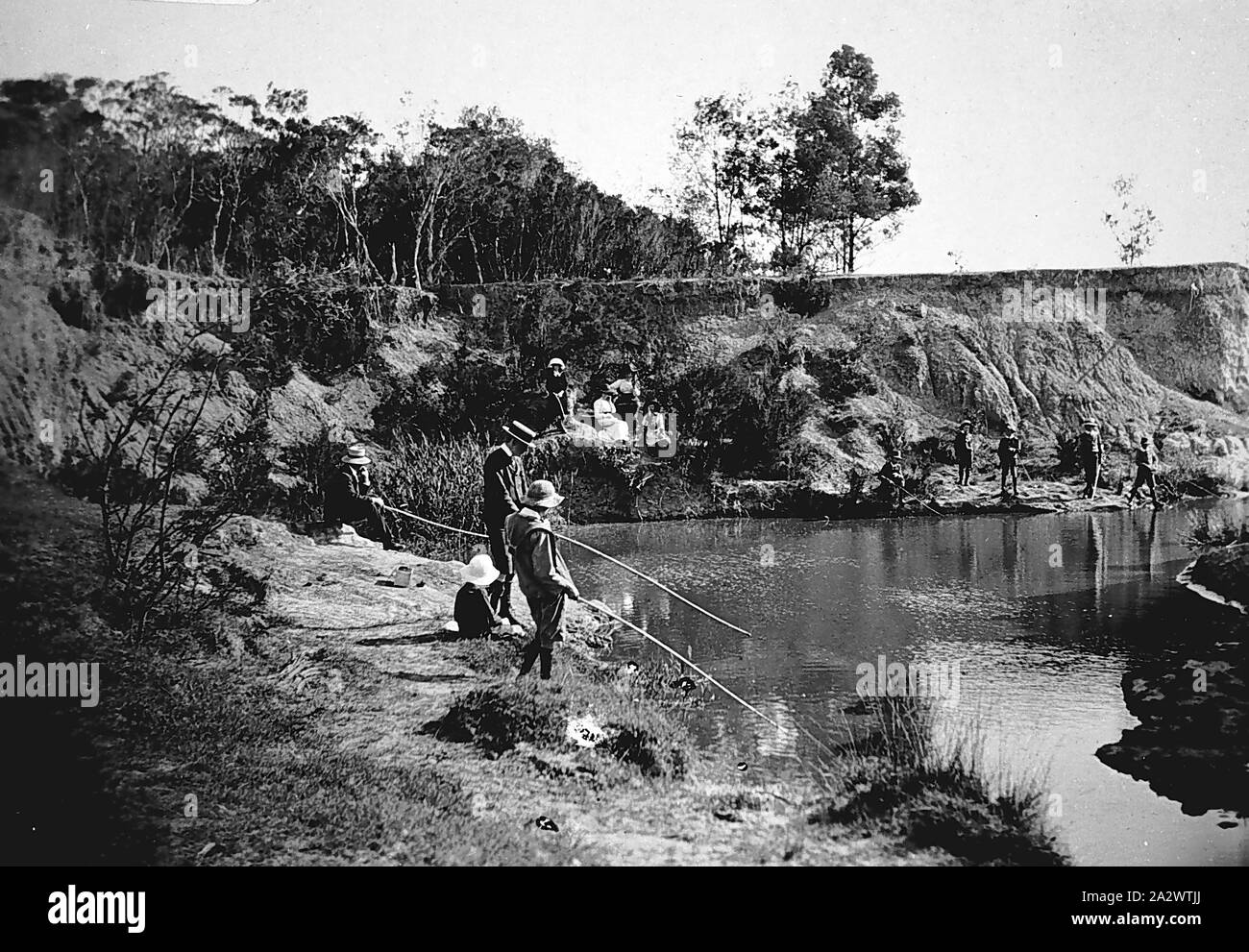 Negativo - Victoria, 1914, un numero di persone di pesca lungo le rive di un ruscello Foto Stock