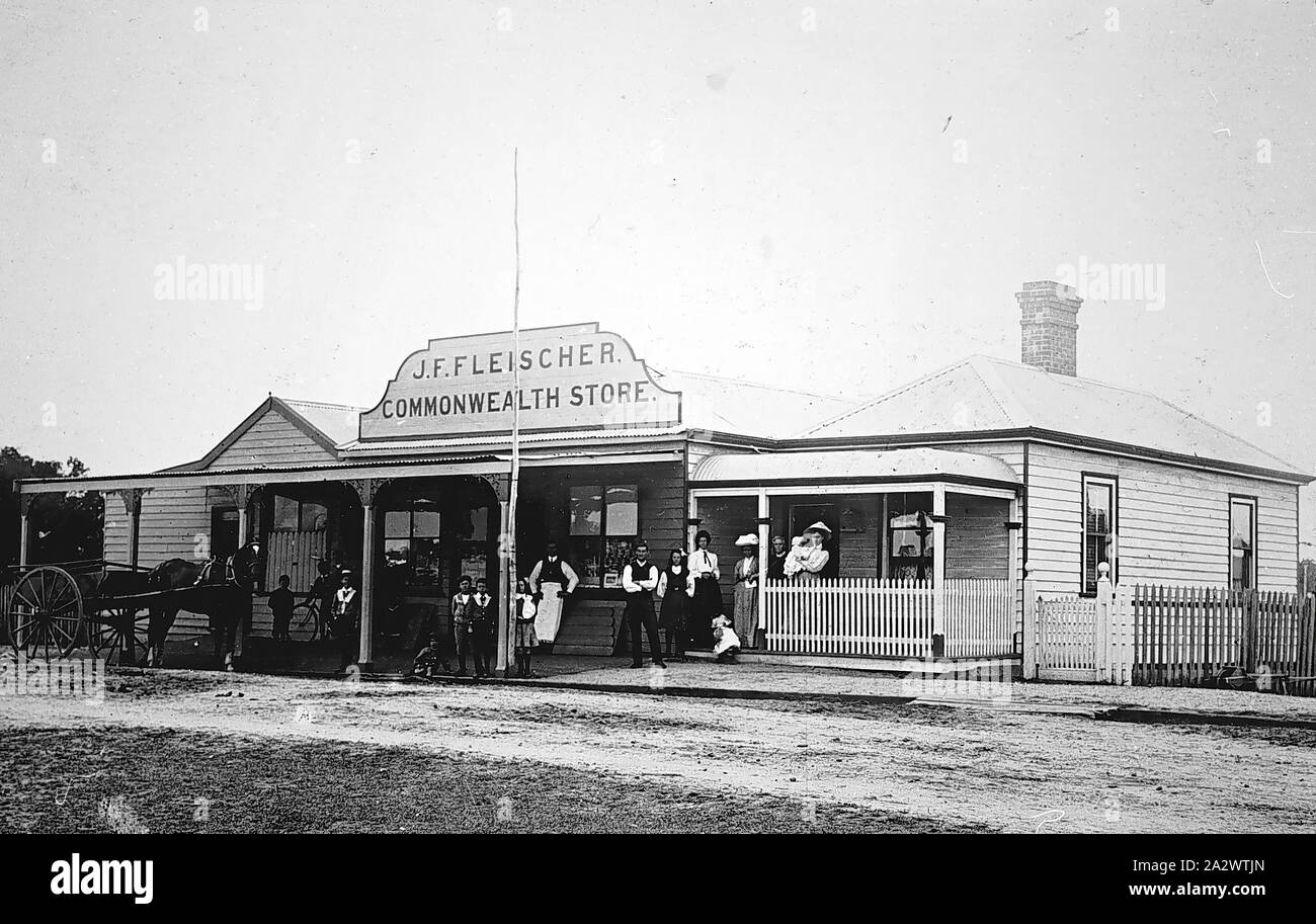 Negativo - Paynesville, Victoria, circa 1890, un gruppo di persone che vivono al di fuori di J. Fleischer's Commonwealth Store Foto Stock