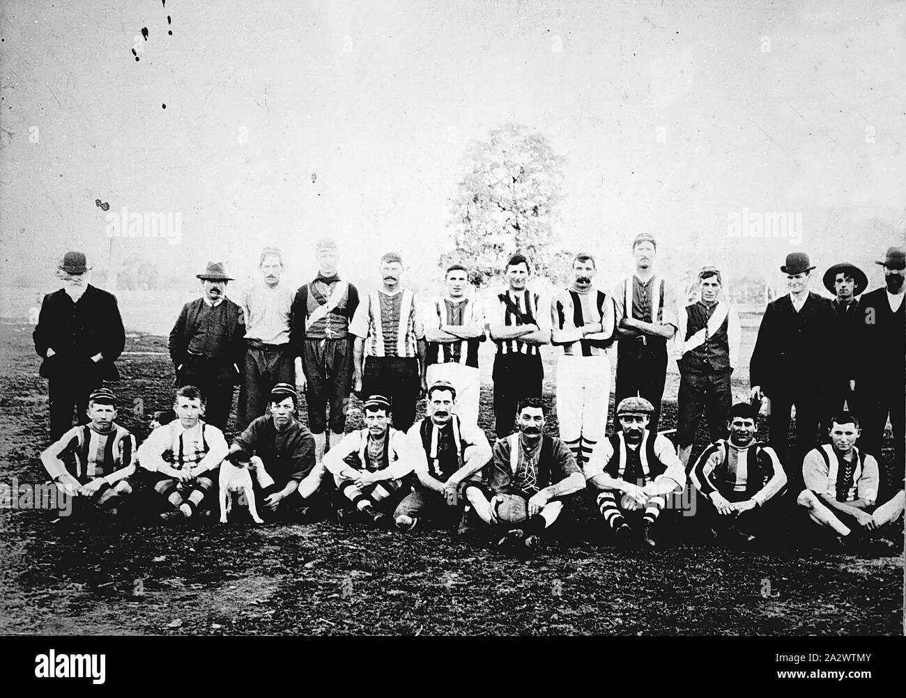 Negativo - Mossiface District, Victoria, 1904, una squadra di calcio. Essi portano una serie di ponticelli Foto Stock