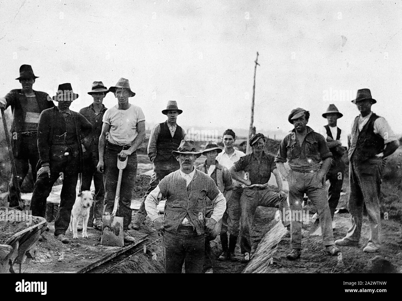 Negativo - Red cliffs, Victoria, 1926, lavoratori posa del calcestruzzo in canali di irrigazione Foto Stock