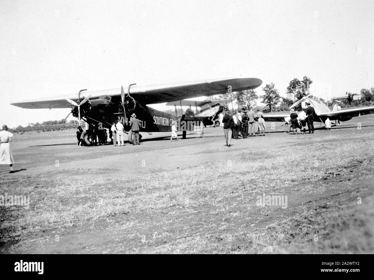 Negativo - Mildura, Victoria, 1933, "Southern Cross' a Mildura. Ci sono altri due aerei in vista. A destra del'SSouthern Cross' è un gabbiano Percival Foto Stock