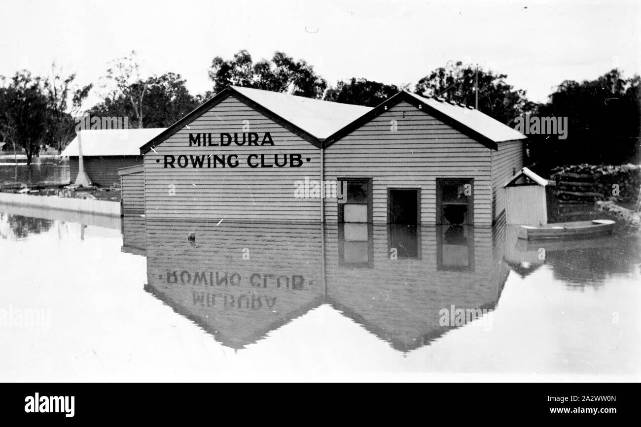 Negativo - Mildura, Victoria, 1931, Mildura Rowing Club sotto il fiume Murray acque alluvionali Foto Stock