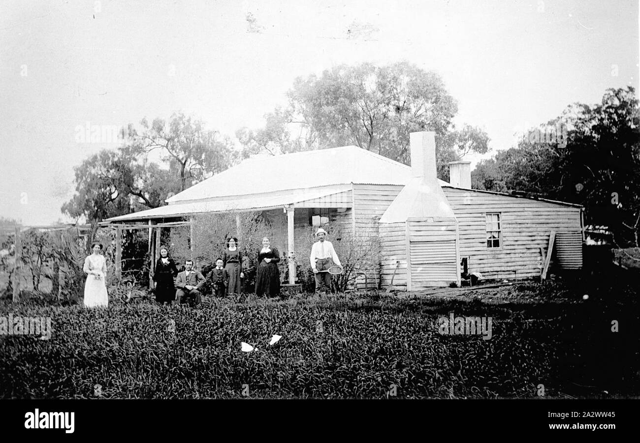 Negativo - Wentworth distretto, Nuovo Galles del Sud, circa 1905, famiglia di fronte al homestead su 'Balcatherine stazione". L'Homestead sembra essere stato ri-costruito piuttosto che esteso. Uno degli uomini detiene una racchetta da tennis. Nota il camino con il ferro corrugato e base di legno Foto Stock