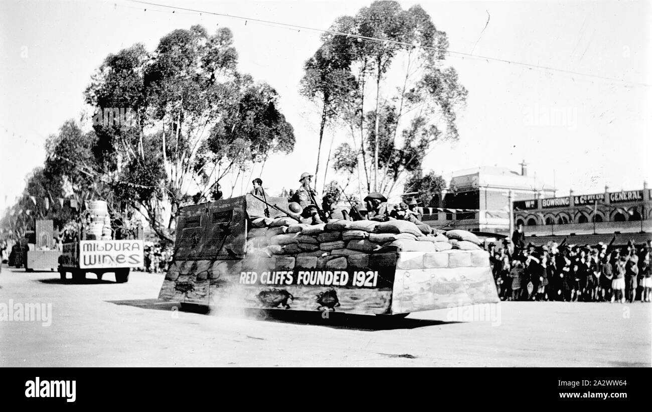 Negativo - Mildura, Victoria, 1937, galleggia in una parata. Il galleggiante di fronte porta il segno " Red cliffs fondata 1921' e ha uomini in uniforme militare dietro sacchi di sabbia (eventualmente con riferimento alla sua origine come un soldato Settlement Foto Stock