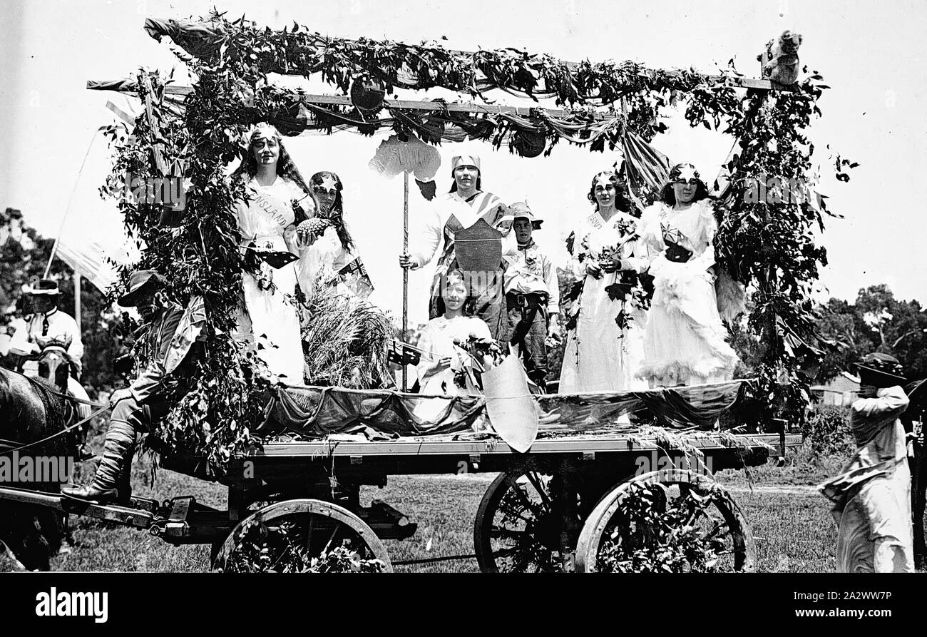 Negativo - Eganstown, Victoria, circa 1918, decorato di un carro portante un donna vestita come Britannia (?). Ella è affiancato dai suoi assistenti. Il conducente del carro sembra essere in uniforme militare Foto Stock