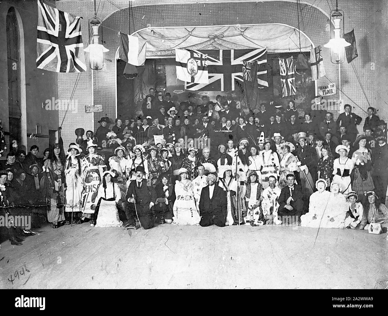 Negativo - Traralgon, Victoria, circa 1915 persone in un abito di fantasia palla in una hall. La hall è appeso con bandiere. Vi è l'illuminazione a gas Foto Stock