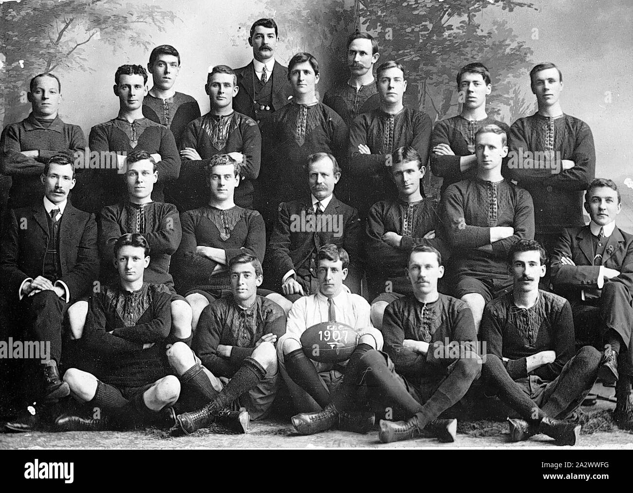 Negativo - Eden Club di Calcio, Auckland, 1907, l'Eden Club di Calcio. Essi sono stati i premiers nell'Australian Football League di Auckland nel 1907. Questo campionato esisteva già dal 1904 fino a quando la guerra mondiale I Foto Stock