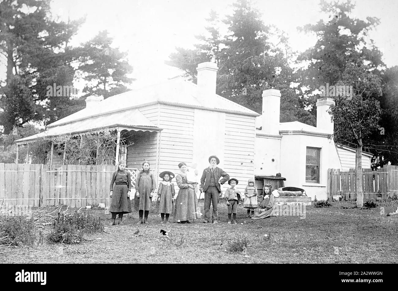 Negativo - Moorabbin Aeroporto, Victoria, circa 1900, la famiglia Northway raffigurato al di fuori di casa loro a Moorabbin Aeroporto. Si tratta di una casa weatherboard che è stata estesa all'indietro Foto Stock