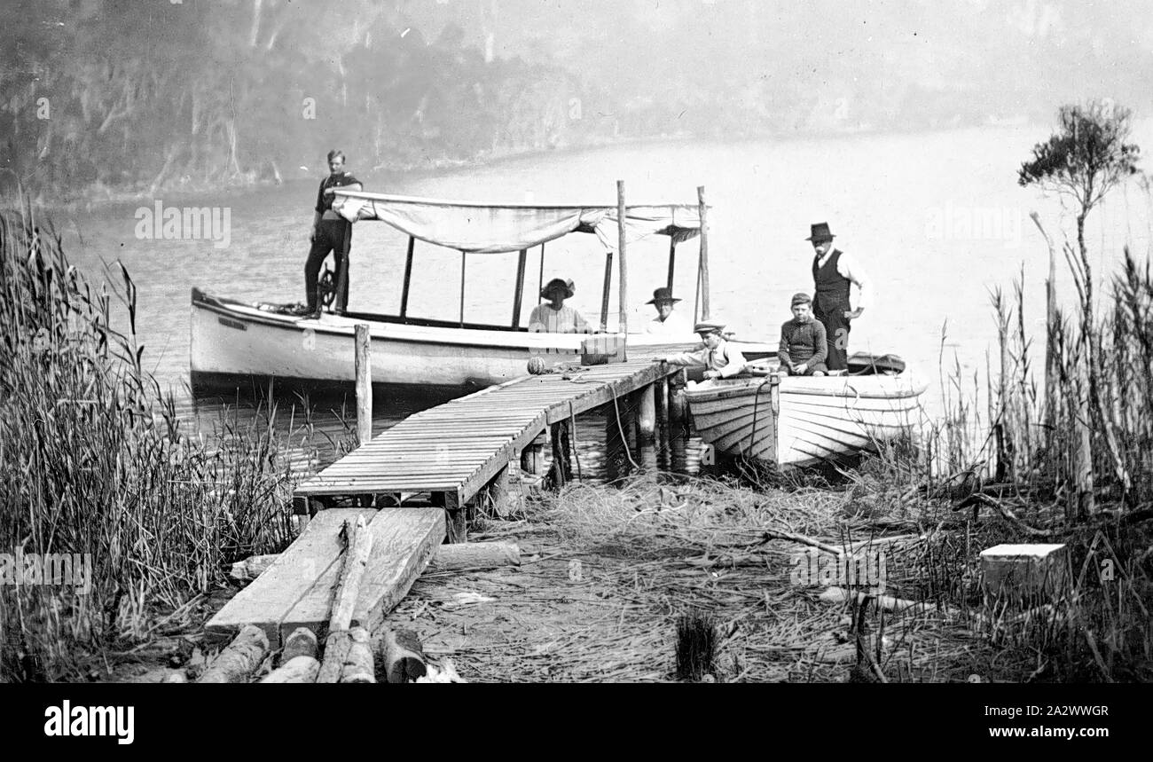 Negativo - Metung, Victoria, circa 1910, due barche a un pontile a Chinaman's Creek sul Gippsland Lakes. Una barca ha una tenda Foto Stock