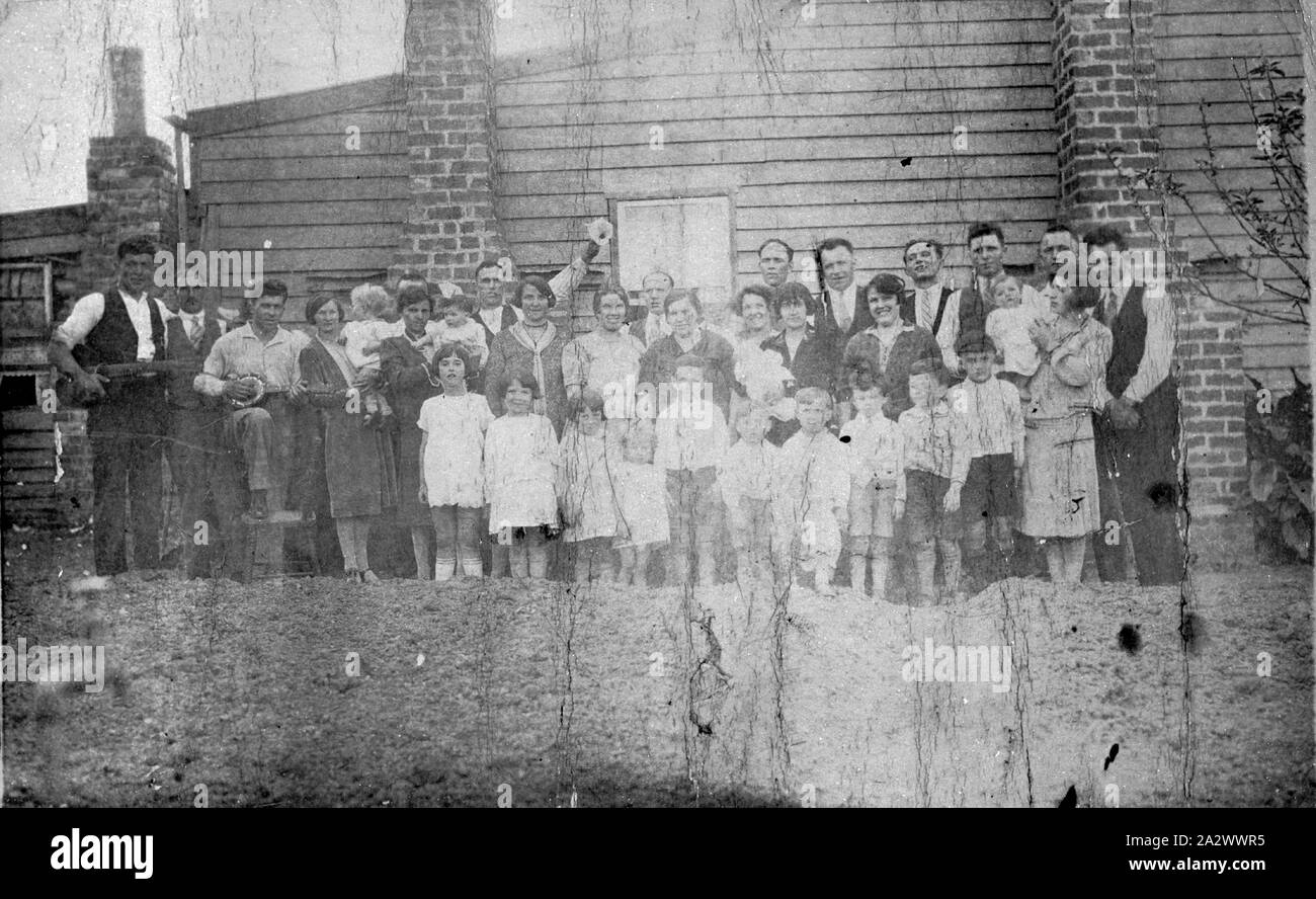 Negativo - Comunità Italiana raccolta, Wonthaggi, Victoria, circa 1929, Wonthaggi township di Victoria sviluppato durante l'inizio del XX secolo come un servizio comune per alloggiare gli operai dal membro del carbone, che ha aperto nel 1910 per la fornitura di carbone nero per le ferrovie in stile vittoriano. Essa era parte del fiume Powlett bacini Foto Stock