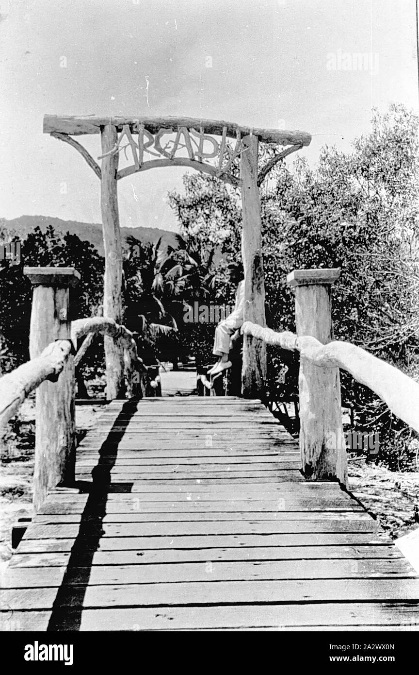Negativo - Australia, circa 1930, un ponte con un gateway e un segno costruito da legno. Il segno si legge: " Arcadia Foto Stock