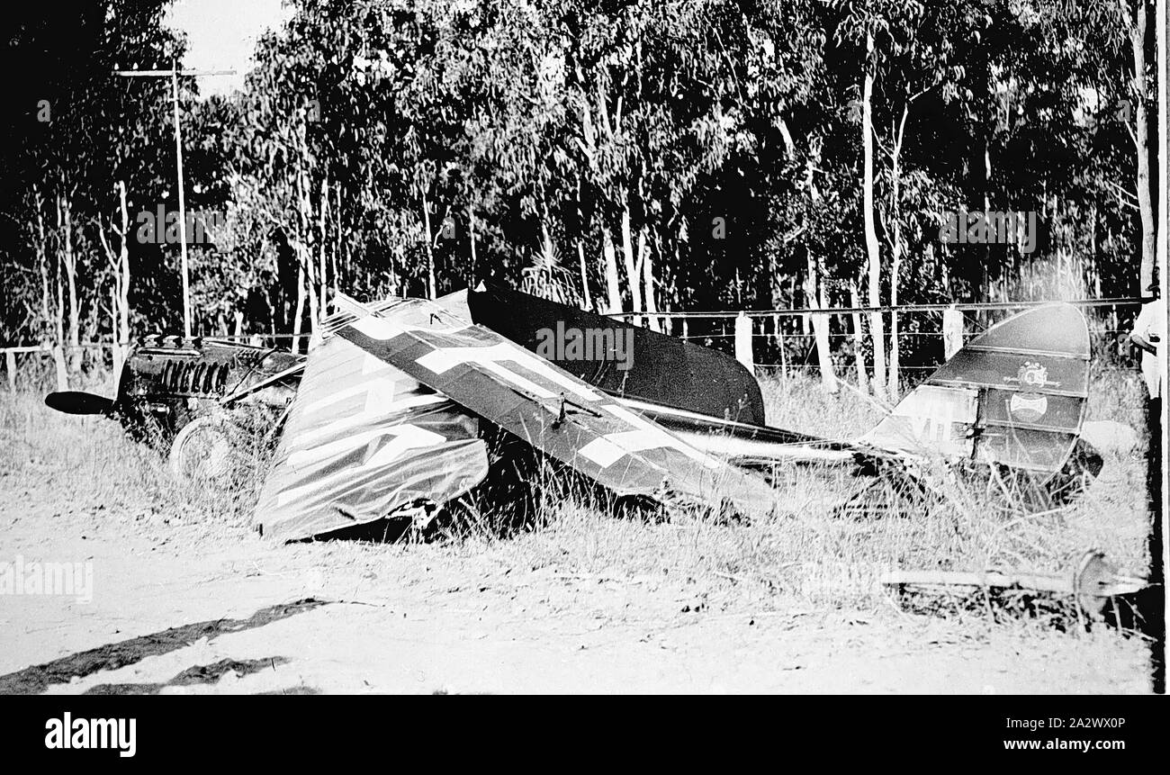 Negativo - Darwin, Northern Territory, Giu 1931, James Mollison di aeromobili, un DH 60G Moth, dopo danneggiamento Foto Stock