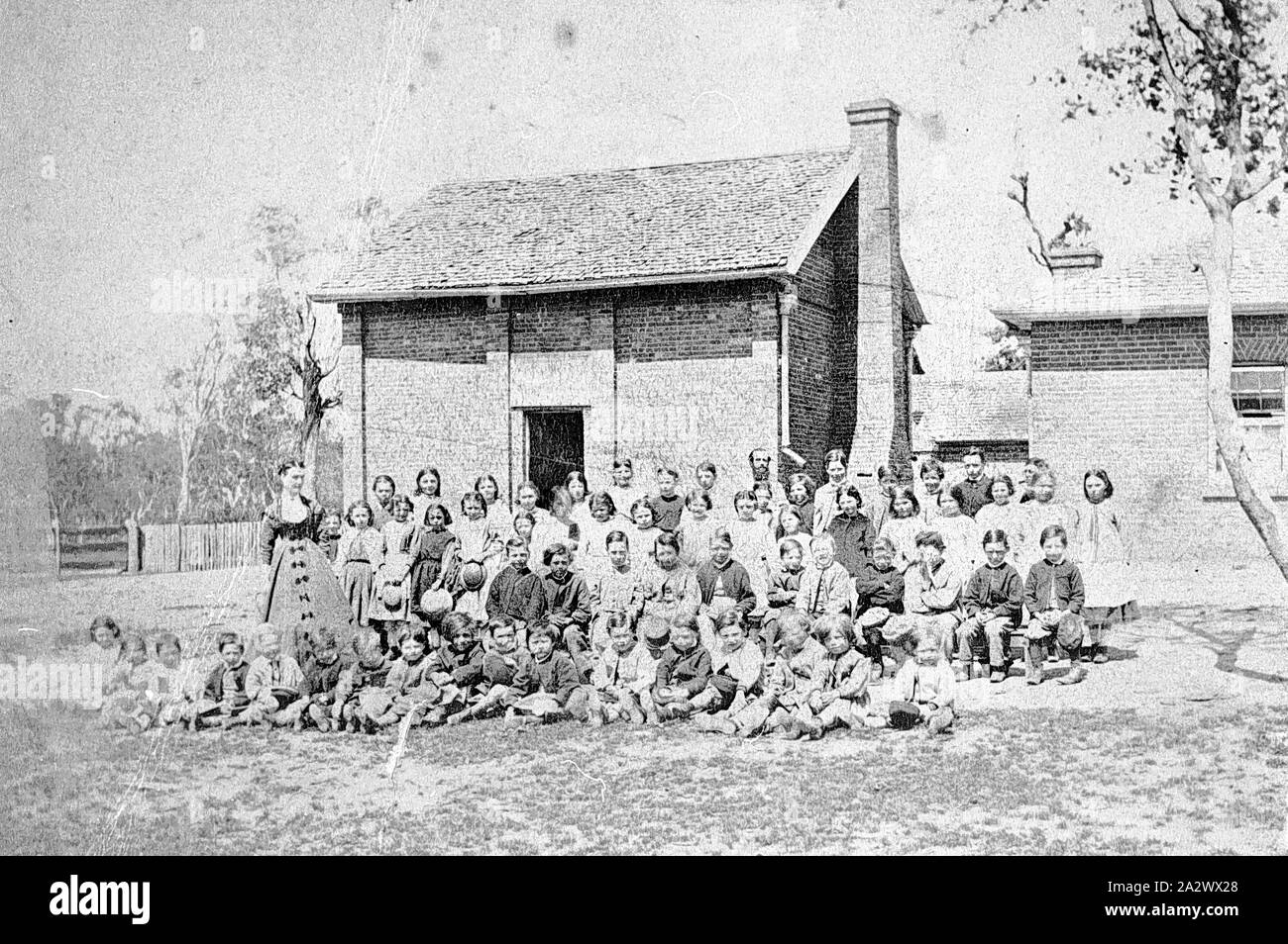 Negativo - Wangaratta Aeroporto, Victoria, circa 1865, gli insegnanti e gli alunni al di fuori Wangaratta Aeroporto la prima scuola Foto Stock