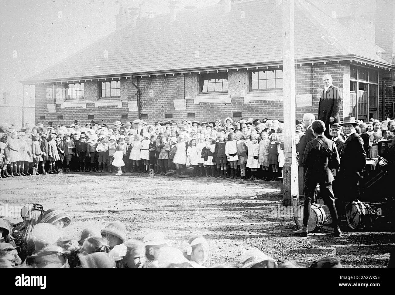 Negativo - Fairfield, Victoria, circa 1910, insegnante e gli alunni intorno il pennone del Fairfield scuola statale Foto Stock