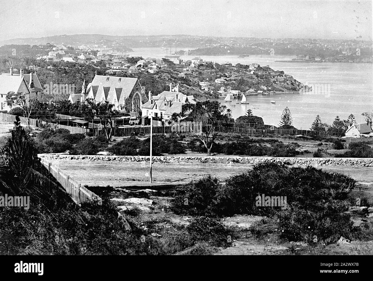Negativo - North Shore, Nuovo Galles del Sud, 1878, cercando in Milsons Point al Porto di Sydney. Vi è una strada in primo piano e una chiesa al centro della fotografia Foto Stock