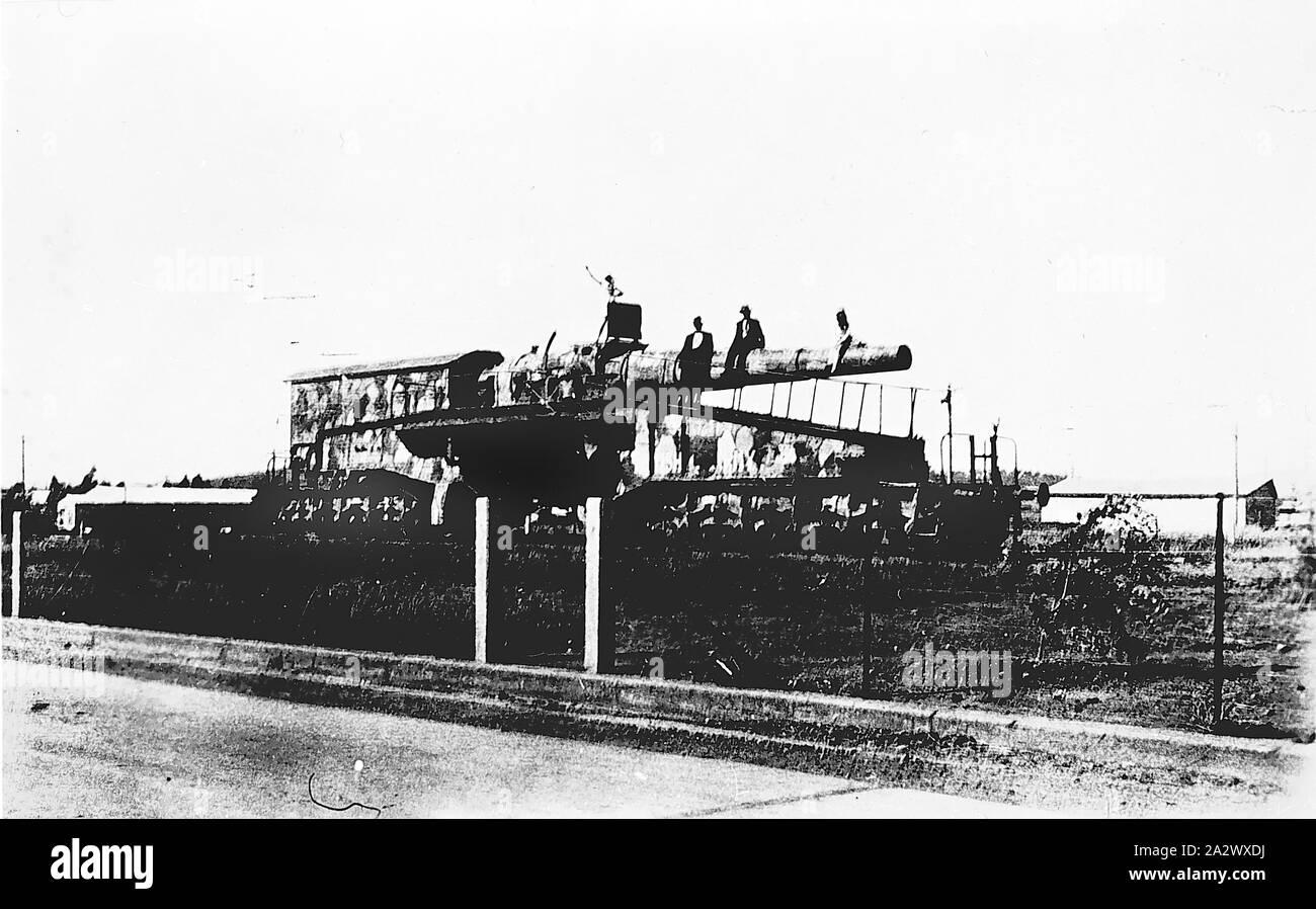 Negativo - Amiens pistola, Canberra, circa 1930, tedesco Krupp SK L/40 28cm pistola ferroviaria noto come la pistola di Amiens a Canberra raccordo ferroviario. Catturate dal trentunesimo battaglione AIF su 8 Agosto 1918 durante l'ultima grande offensiva alleata sul fronte occidentale. La pistola era stato in un primo tempo individuato dall'aria da Capt John Duigan e il suo osservatore Lt Alec Paterson il 21 aprile 1918 quando è stato utilizzato per shell Amiens. La pistola è stato spedito in Australia Foto Stock