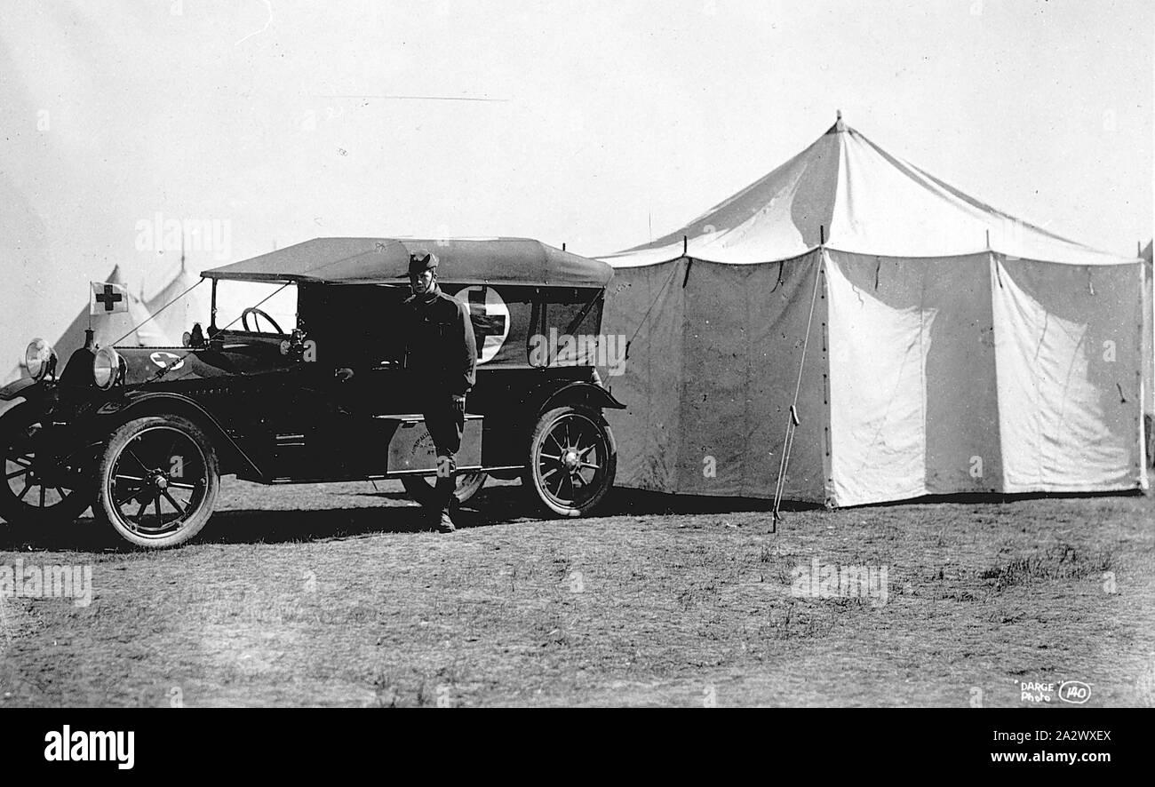 Negativo - soldato con ambulanza & tenda, Broadmeadows Camp, Victoria, la guerra mondiale I, 1914, un soldato con un ambulanza nella parte anteriore di una grande tenda Foto Stock