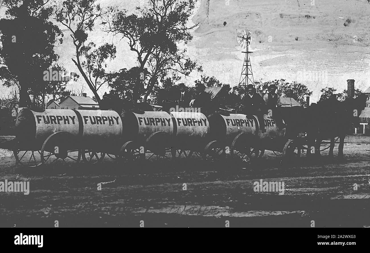 Negativo - Shepparton District, Victoria, circa 1905, cavalli tirando un numero di Furphy carrelli di acqua Foto Stock