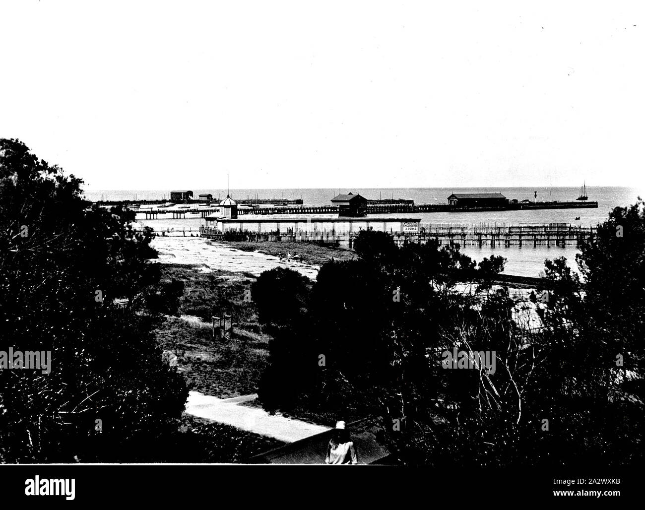 Negativo - Queensland, circa 1930, bagni di mare e pontili Foto Stock